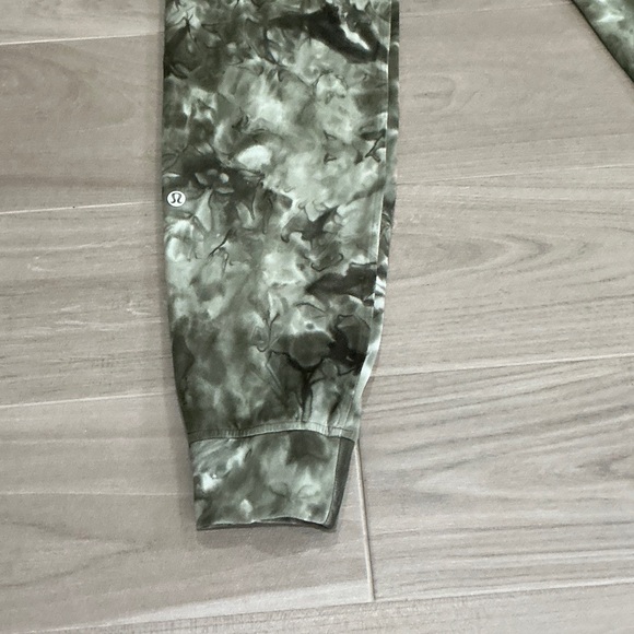 lululemon athletica Green Tie-Dye Leggings - Picture 2 of 16